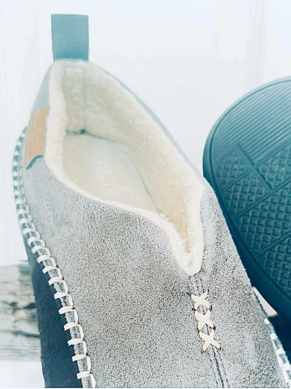 EVERFOAMS ~ Cozy Gray Sherpa-Lined Contrasting Stitching  Slip-On Men’s Slippers
